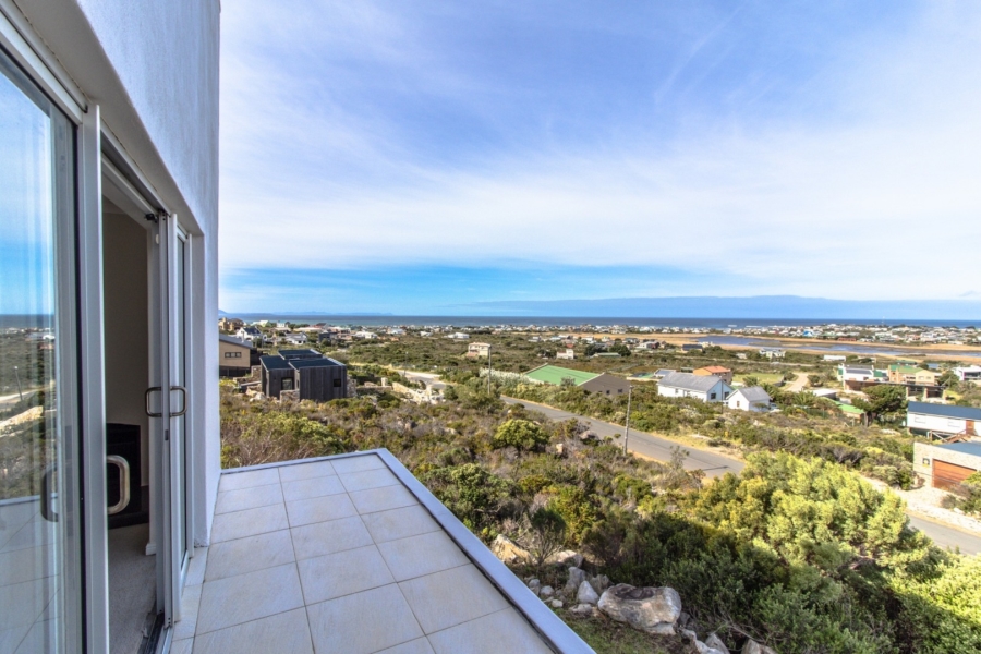 To Let 6 Bedroom Property for Rent in Bettys Bay Western Cape